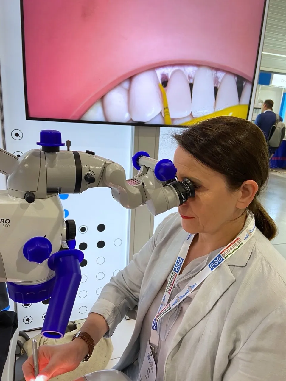 Dentist Ella Briks at the surgical microscope