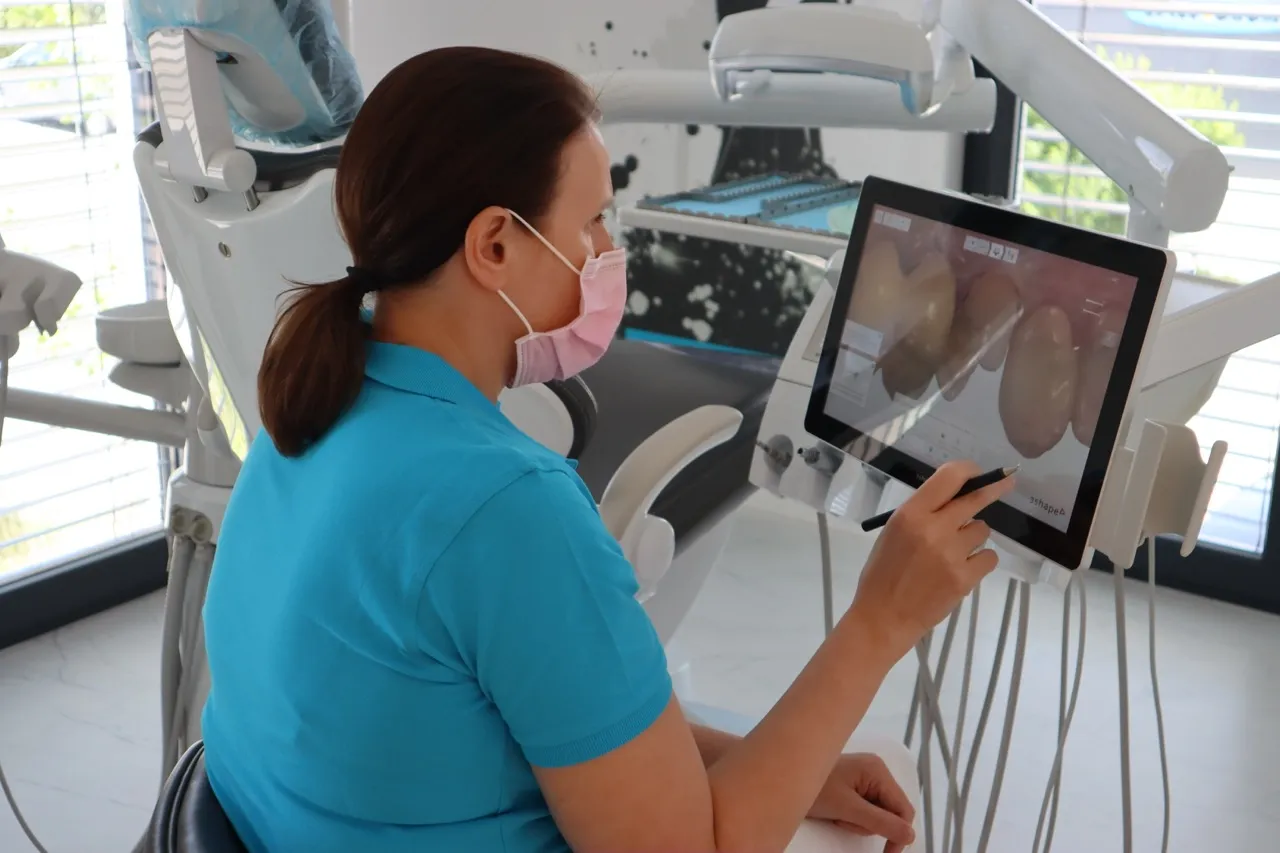 Ella Briks at the intraoral scanner