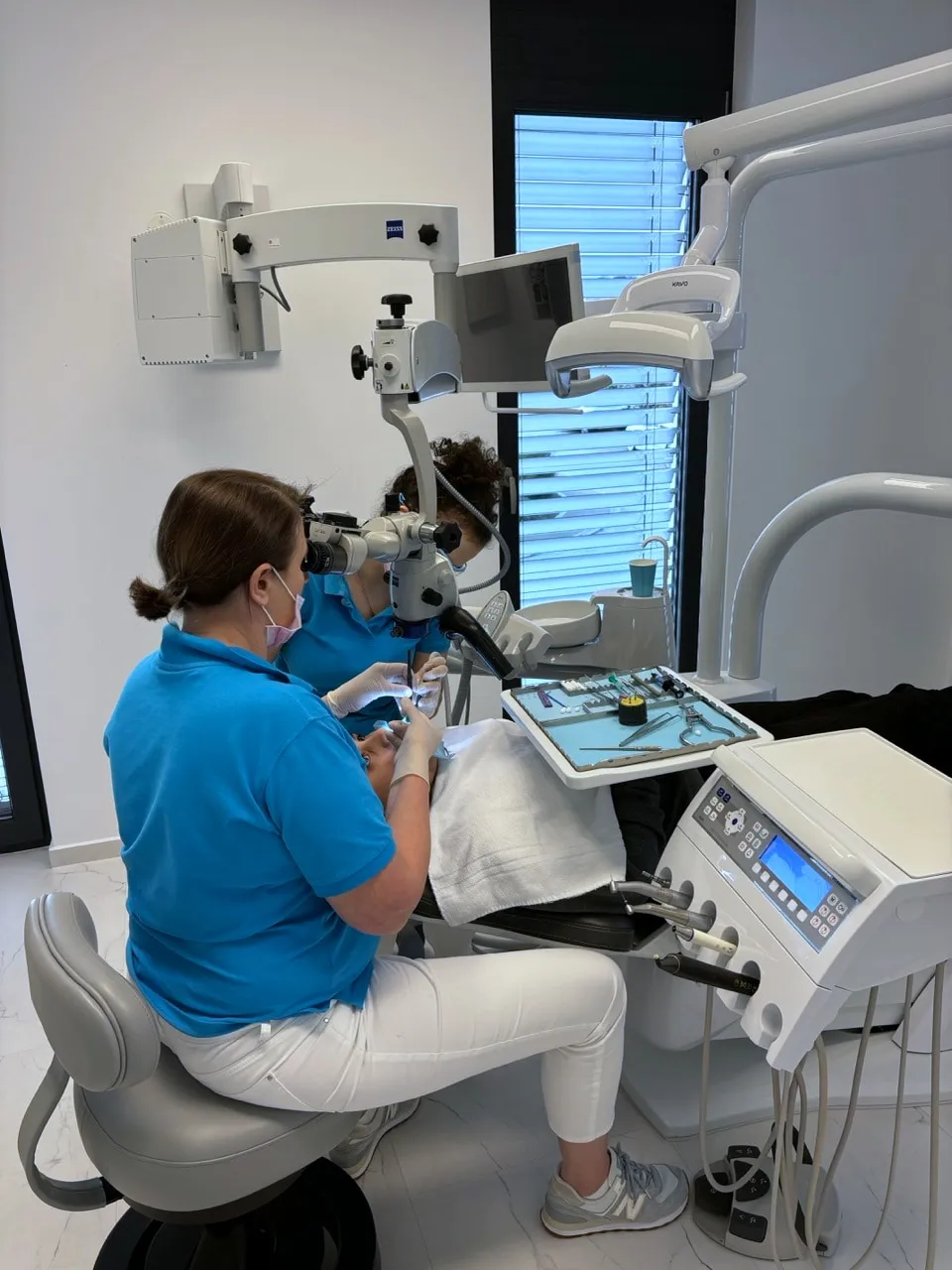 Wurzelbehandlung unter dem ZEISS-Operationsmikroskop
