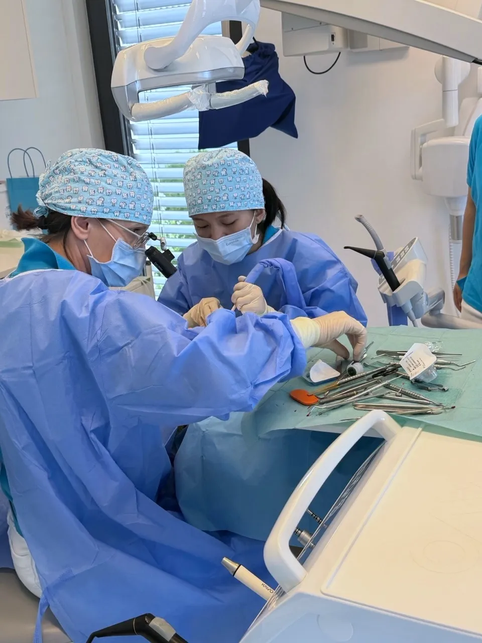 Implantation im Team - Behandlung und Assistenz Hand in Hand