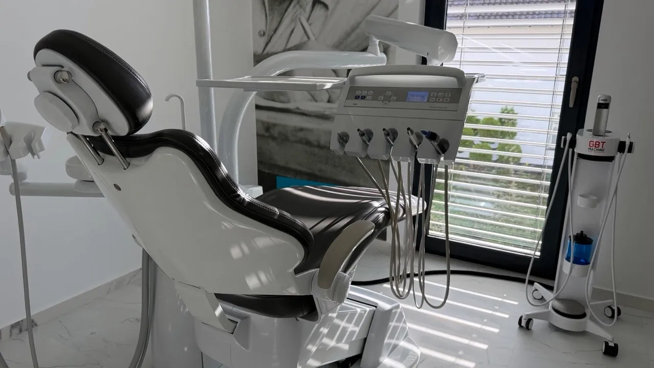 Behandlungsplatz mit EMS GBT Machine für die Prophylaxe