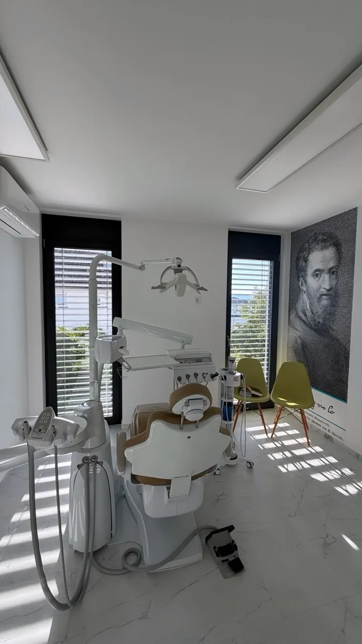 Helles Behandlungszimmer mit Wandkunst