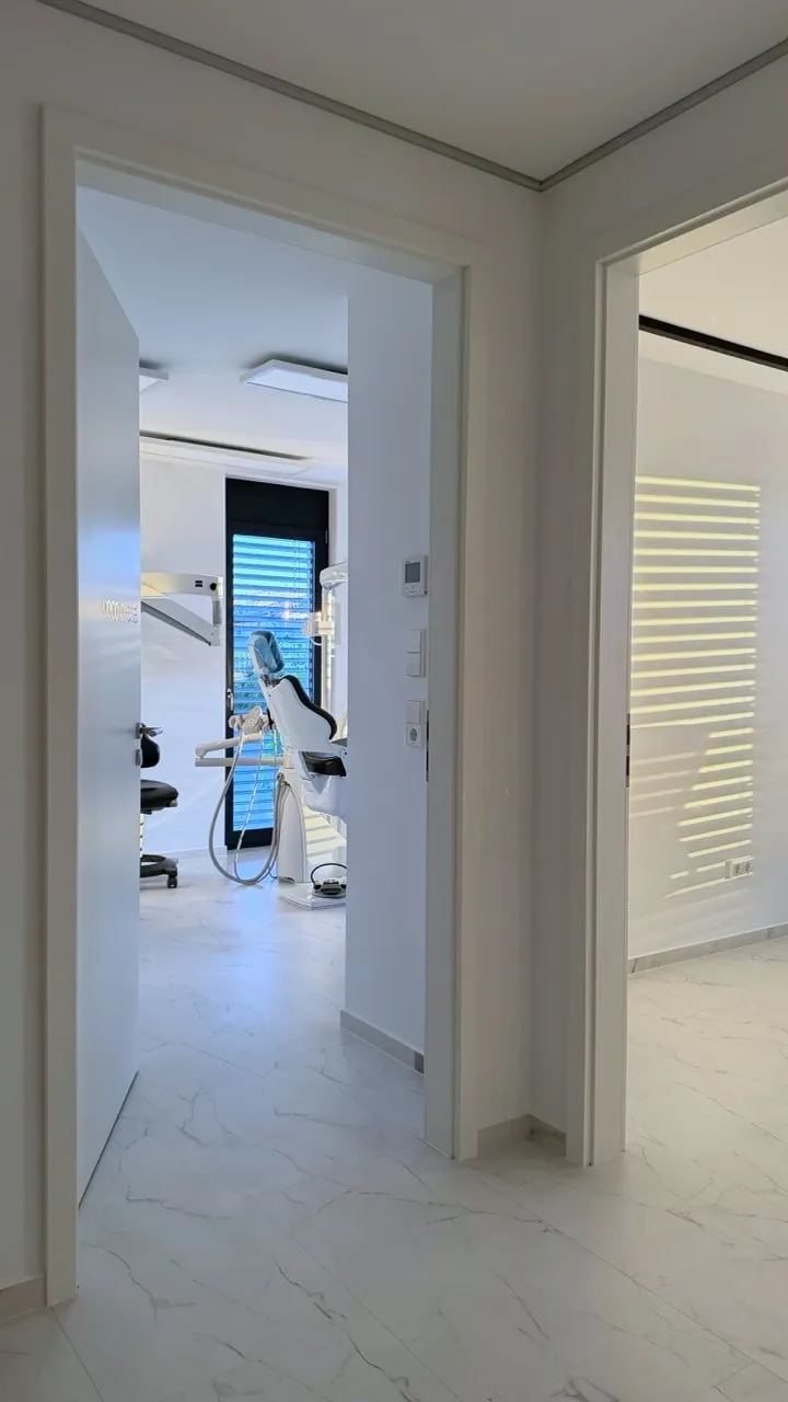 Light-flooded rooms with a view into the treatment room