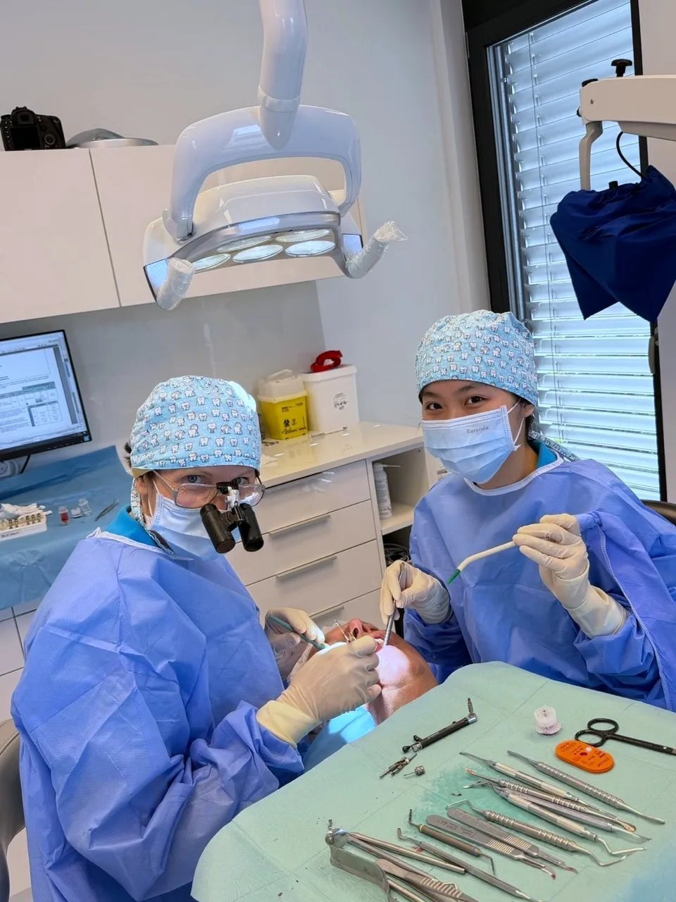 Kurzer Blick zur Kamera - mitten in der Implantation