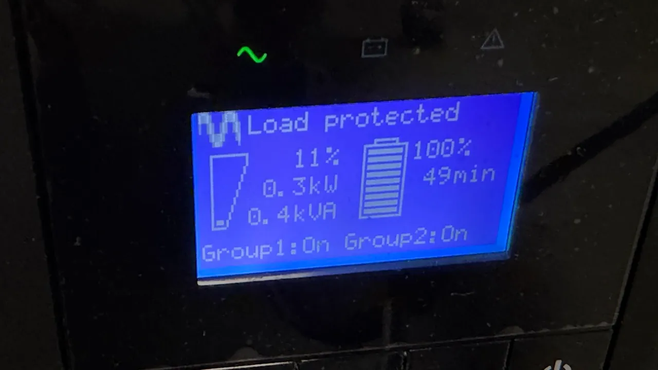 Uninterruptible power supply - "Load protected", battery at 100%